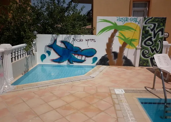 Oezguer Hotel ホテル *