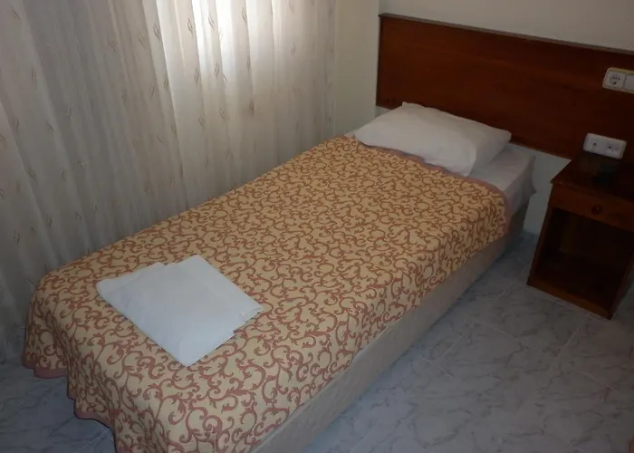 Oezguer Hotel فندق *