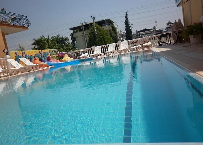 Oezguer Hotel ホテル *