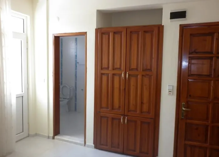 Oezguer Hotel ホテル