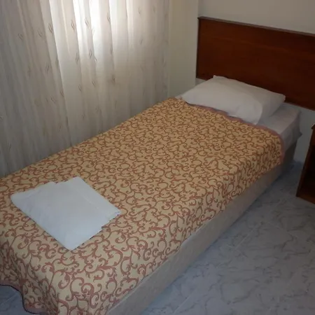 Oezguer Hotel ホテル *